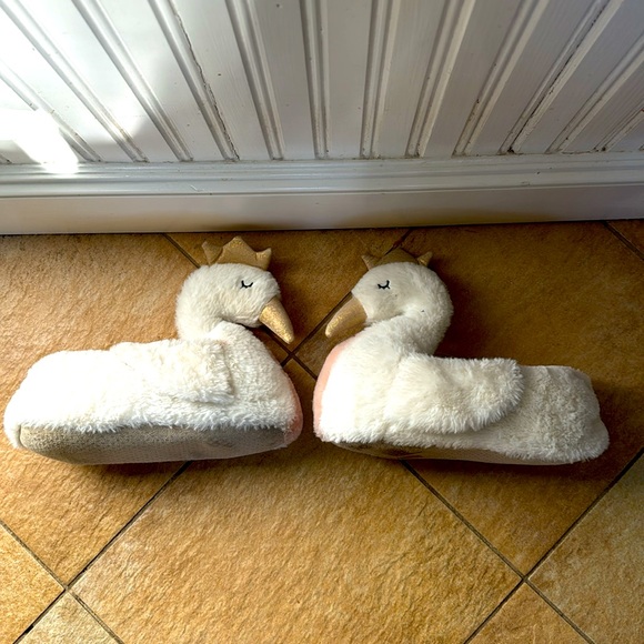 CUTEST SWAN SLIPPERS! Size 5-6 Women, no tags. Fluffy fleece inside. Washable! - Picture 5 of 6